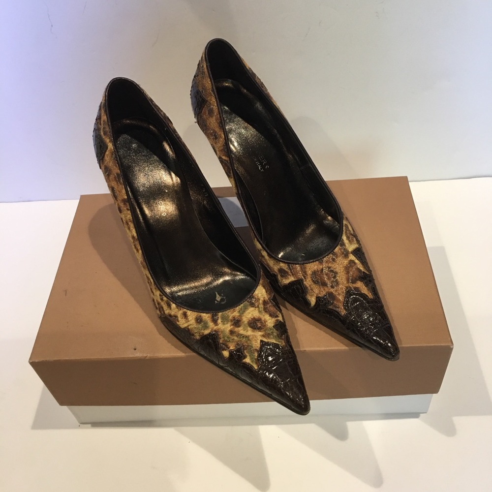 Slightly worn Donald Pliner heels. Made in Italy.